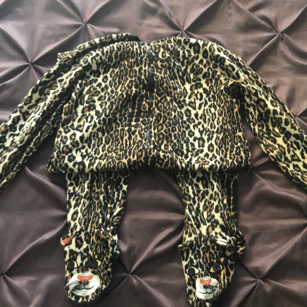 Adult M Cat Onsie. Worn once for a pajama party.